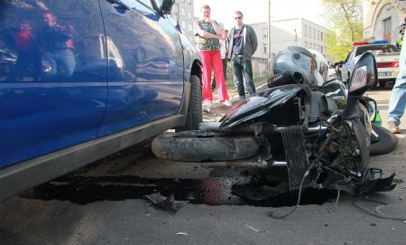 В Твери Mitsubishi сбил мотоциклиста – есть пострадавшие.