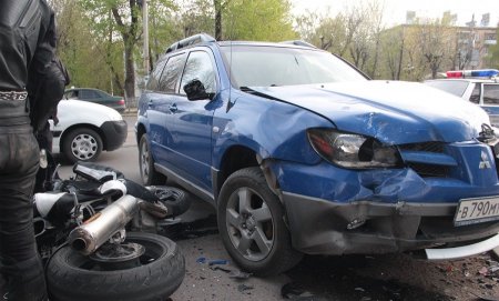 В Твери Mitsubishi сбил мотоциклиста – есть пострадавшие.