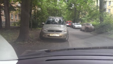 Парковка на газоне во дворе