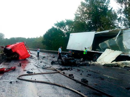 В Башкирии произошло ДТП с двумя грузовиками и микроавтобусом!!!