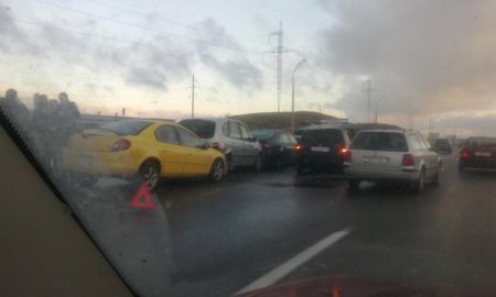 Более десяти автомобилей столкнулись между собой в Тульской области...