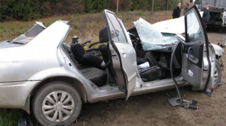 Легковушка врезалась в автобус в г.Кирове – пострадали 4 человека!!!