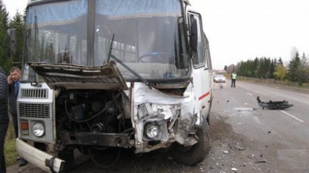 Легковушка врезалась в автобус в г.Кирове – пострадали 4 человека!!!