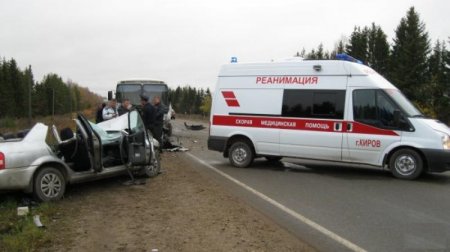 Легковушка врезалась в автобус в г.Кирове – пострадали 4 человека!!!