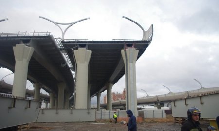 В Петербурге со строящегося моста упал автомобиль!!!