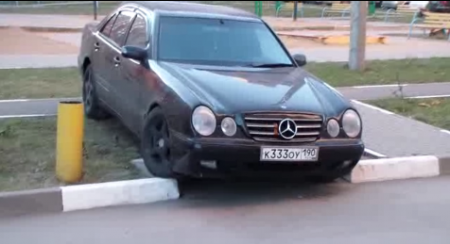 Парковка на детской площадке возле ул.Лунная, д.1...