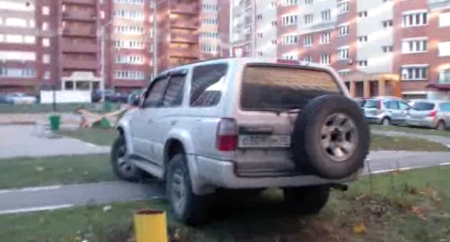 Парковка на детской площадке возле ул.Лунная, д.1...