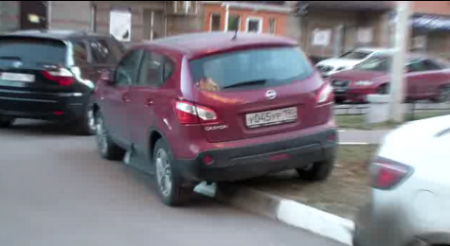 Парковка на детской площадке возле ул.Лунная, д.1...