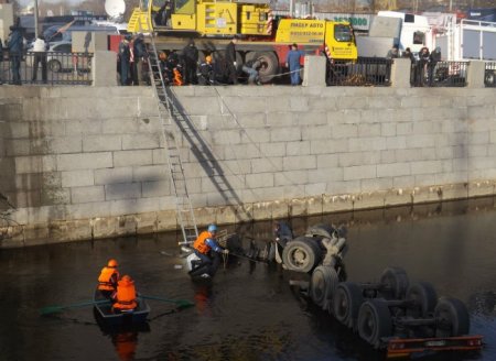 В Санкт-Петербурге в канал рухнул бензовоз, перевозивший 20 тонн мазута!!!