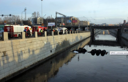 В Санкт-Петербурге в канал рухнул бензовоз, перевозивший 20 тонн мазута!!!