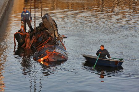 В Санкт-Петербурге в канал рухнул бензовоз, перевозивший 20 тонн мазута!!!