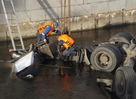 В Санкт-Петербурге в канал рухнул бензовоз, перевозивший 20 тонн мазута!!!