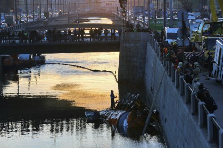 В Санкт-Петербурге в канал рухнул бензовоз, перевозивший 20 тонн мазута!!!