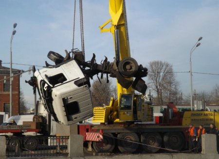 В Санкт-Петербурге в канал рухнул бензовоз, перевозивший 20 тонн мазута!!!