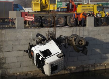 В Санкт-Петербурге в канал рухнул бензовоз, перевозивший 20 тонн мазута!!!