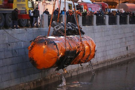 В Санкт-Петербурге в канал рухнул бензовоз, перевозивший 20 тонн мазута!!!