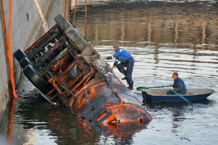 В Санкт-Петербурге в канал рухнул бензовоз, перевозивший 20 тонн мазута!!!