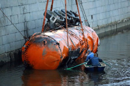 В Санкт-Петербурге в канал рухнул бензовоз, перевозивший 20 тонн мазута!!!