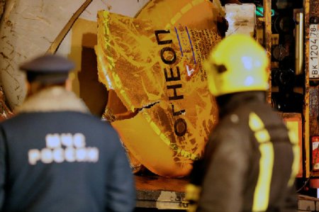 В Санкт-Петербурге в канал рухнул бензовоз, перевозивший 20 тонн мазута!!!