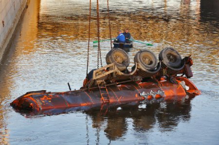 В Санкт-Петербурге в канал рухнул бензовоз, перевозивший 20 тонн мазута!!!