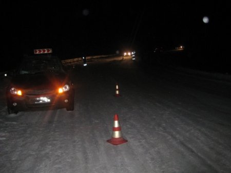 На автотрассе между Серовом и Ивделем грузовиком была сбита машина, в которой ехала семья...