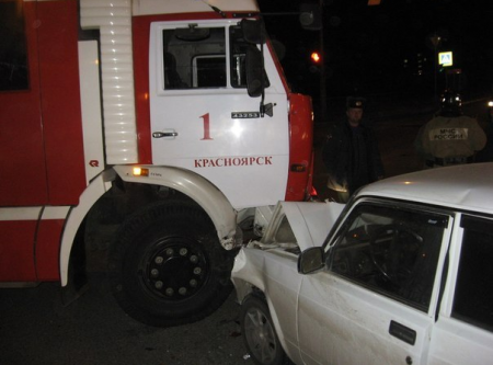 В Красноярске произошла авария – легковушка столкнулась с пожарной машиной!!!