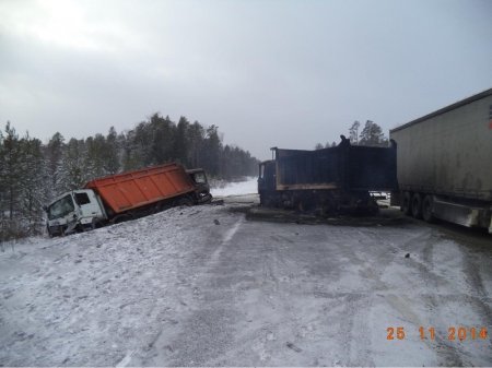 На автотрассе «Сургут-Тюмень» произошло столкновение четырех грузовиков!!!