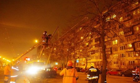 «Нексия» врезалась в столб на ул. Софийской – водитель получил серьезные травмы ног!!!
