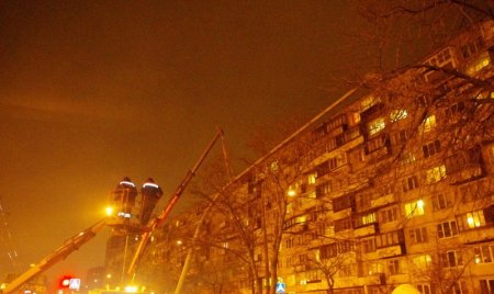 «Нексия» врезалась в столб на ул. Софийской – водитель получил серьезные травмы ног!!!