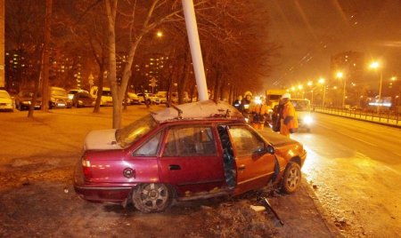 «Нексия» врезалась в столб на ул. Софийской – водитель получил серьезные травмы ног!!!