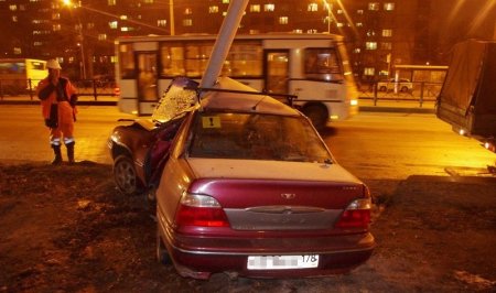 «Нексия» врезалась в столб на ул. Софийской – водитель получил серьезные травмы ног!!!