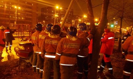 «Нексия» врезалась в столб на ул. Софийской – водитель получил серьезные травмы ног!!!