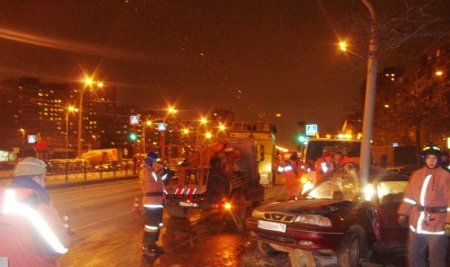 «Нексия» врезалась в столб на ул. Софийской – водитель получил серьезные травмы ног!!!