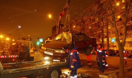 «Нексия» врезалась в столб на ул. Софийской – водитель получил серьезные травмы ног!!!