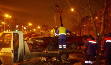 «Нексия» врезалась в столб на ул. Софийской – водитель получил серьезные травмы ног!!!