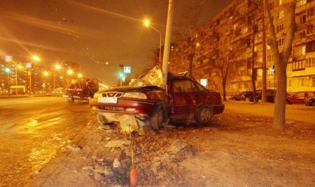 «Нексия» врезалась в столб на ул. Софийской – водитель получил серьезные травмы ног!!!