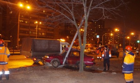 «Нексия» врезалась в столб на ул. Софийской – водитель получил серьезные травмы ног!!!