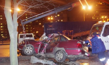 «Нексия» врезалась в столб на ул. Софийской – водитель получил серьезные травмы ног!!!