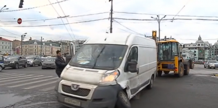 Водитель умер за рулем – столкнулись четыре машины в центре Москвы!!!