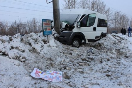 В Челябинске маршрутка с пассажирами столкнулась со столбом!!!