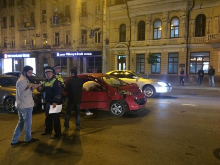 В центре Ростова столкнулись три иномарки, есть пострадавшие.