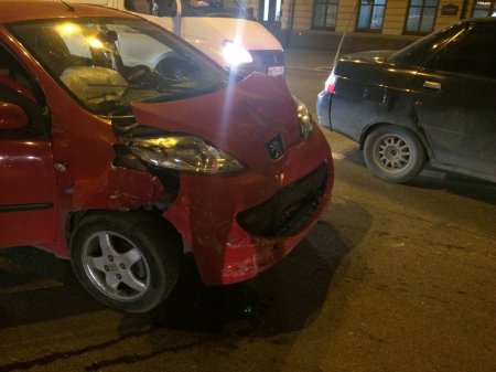 В центре Ростова столкнулись три иномарки, есть пострадавшие.