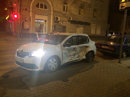 В центре Ростова столкнулись три иномарки, есть пострадавшие.