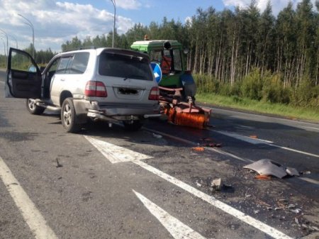Под Нижневартовском водитель внедорожника протаранил трактор «Северавтодора»!