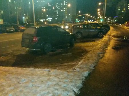 Припарковался на трех местах сразу....