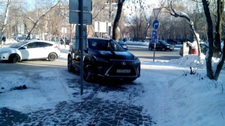 Парковка на пешеходной дорожке сквера. Lexus RX450h. Y777OK72!!!