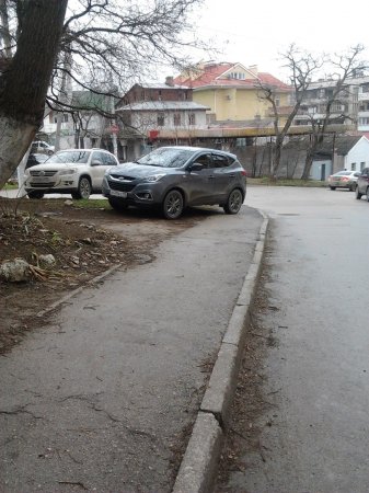 Систематически паркуются на пешеходных дорожках.