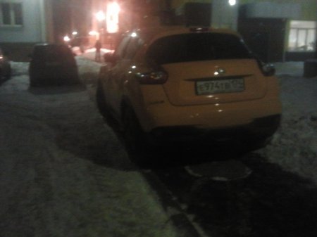 На тротуаре удобней ул.Бейвеля 27. Челябинск.