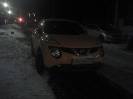 На тротуаре удобней ул.Бейвеля 27. Челябинск.