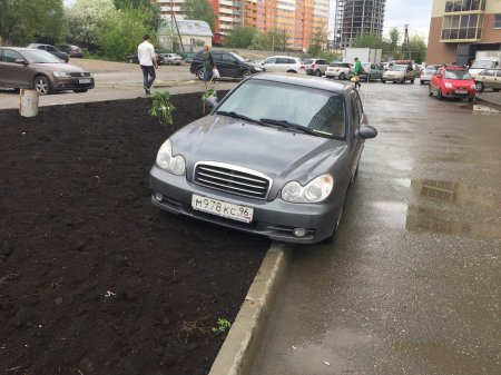 Чудак на улице Рощинской - Екатеринбург; ну, кто так паркуется?!